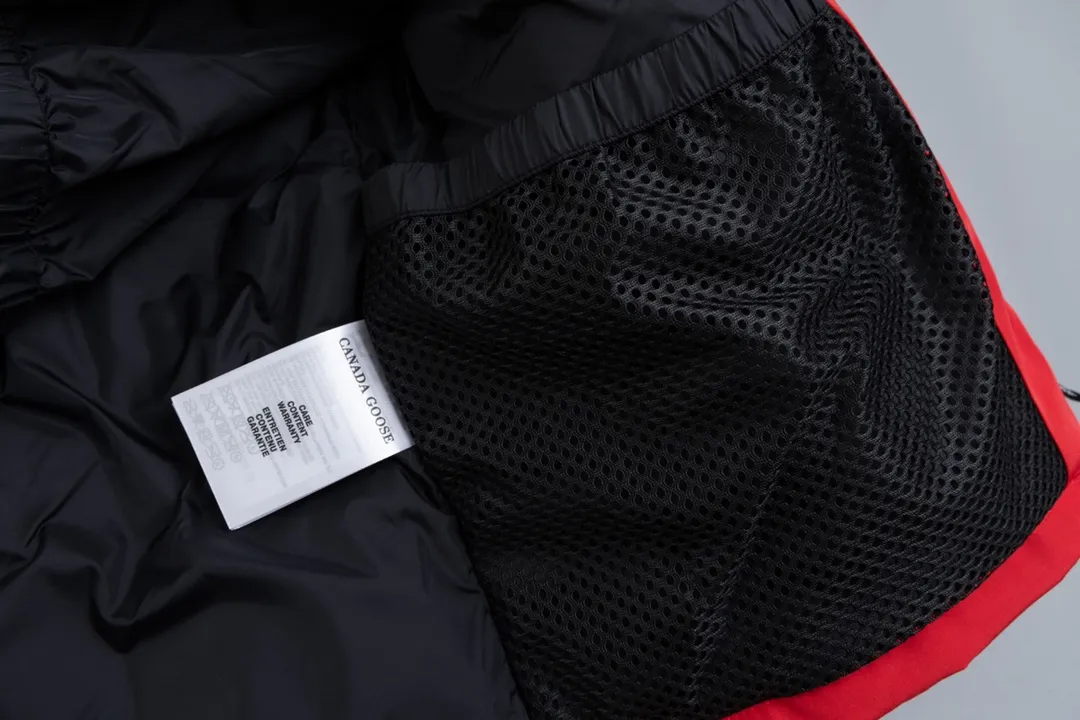P820 (Top wolf fur version delivery handbag) Canada Goose Canada Goose #Expedition expedition parka classic down jacket ➖ Imported 21-count polyester-cotton blended original fabric [last year’s 16-count/18-count hard fabrics have been completely eliminated, this year all use 21-count genuine synchronous fabrics, the soft mid-band feels delicate and textured], genuine synchronous Feather-Light 10D waterproof coated fabric, made of 84.5% polyester fiber and 15.5% cotton, 100% the best feel in the entire network! ➖ The genuine official website uses the national standard 80 white duck down, and will never be misled by false claims such as 90 down or goose down! ➖ Using the best nylon lining with double double-layer sealing design, velvet-proof No. 7 needle + grid-filled down ready-made garments, there is 100% no so-called velvet running! ➖ The cuffs are designed with thickened seamless threads, and the collar and pockets are lined with top-quality polar fleece to keep you warm and comfortable! ➖ Yoshida YKK provides original custom-made electroplated sliders. YKK two-way lockable zippers are tight and smooth and will not peel off paint! ➖ 3M composite guarantees that the Velcro is the same as the original, durable, and all accessories and hardware are custom-made! ➖ The imported Behringer embroidery machine customizes the 10,000-needle embroidery logo, and 98% of the replicas restore the original logo. ➖ ​​The fur collars are all made of large pieces of Western Canadian blue wolf leather, ensuring that each fur collar is 13-15cm wide!